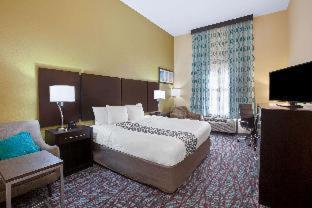 Room #46625308 at La Quinta Inn & Suites by Wyndham Pasadena North