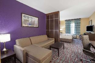 Room #46625310 at La Quinta Inn & Suites by Wyndham Pasadena North