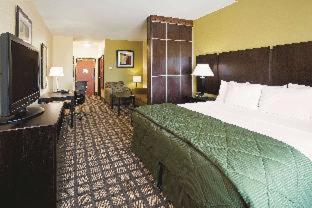 Room #46625310 at La Quinta Inn & Suites by Wyndham Pasadena North