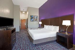 Room #46625312 at La Quinta Inn & Suites by Wyndham Pasadena North