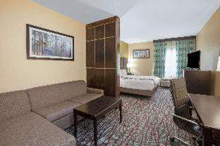 Room #46625312 at La Quinta Inn & Suites by Wyndham Pasadena North