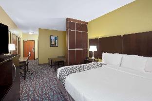 Room #46625312 at La Quinta Inn & Suites by Wyndham Pasadena North
