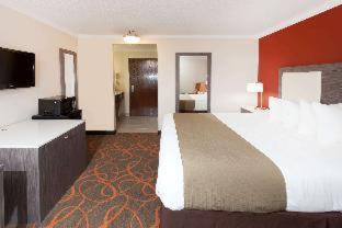 Room #2483335 at Baymont by Wyndham Chicago/Alsip