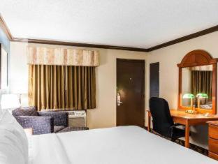 Room #28090318 at Quality Inn & Suites Quakertown - Allentown