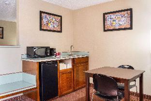Room #25040611 at Econo Lodge Southeast Milwaukie/Portland