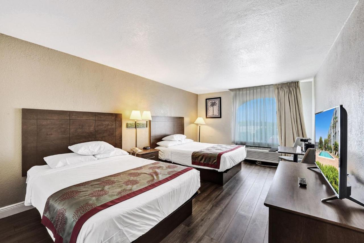 Deluxe Queen Room with Two Queen Beds at Plaza Hotel Fort Lauderdale