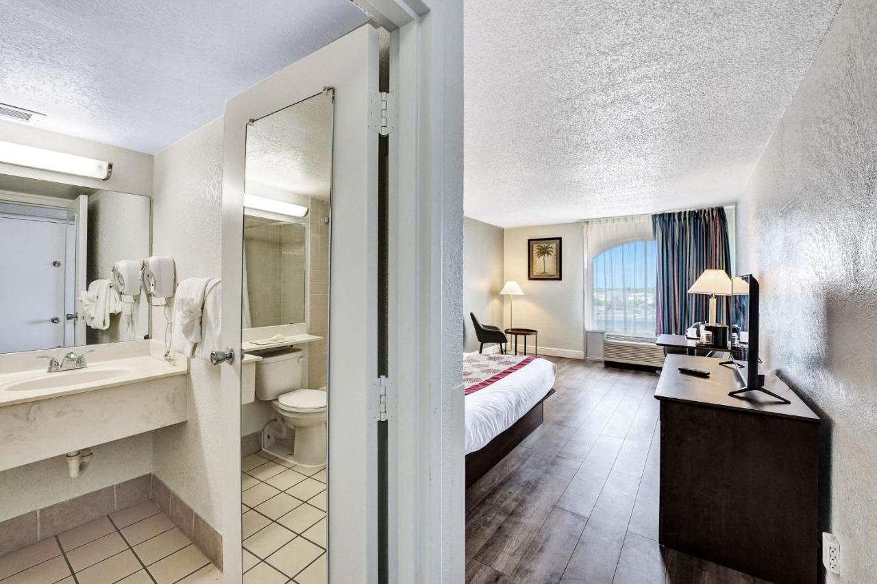 Deluxe King Room at Plaza Hotel Fort Lauderdale