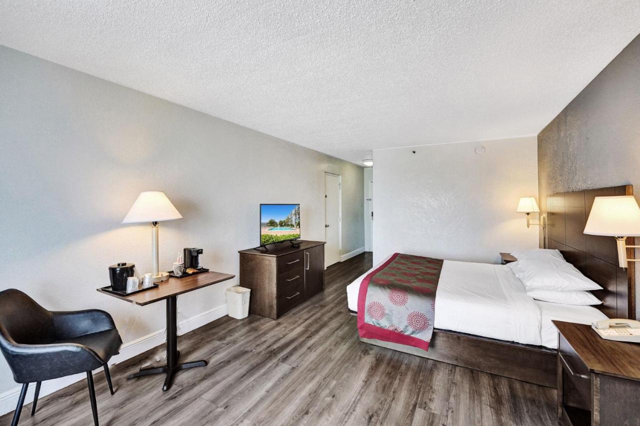 Deluxe King Room at Plaza Hotel Fort Lauderdale