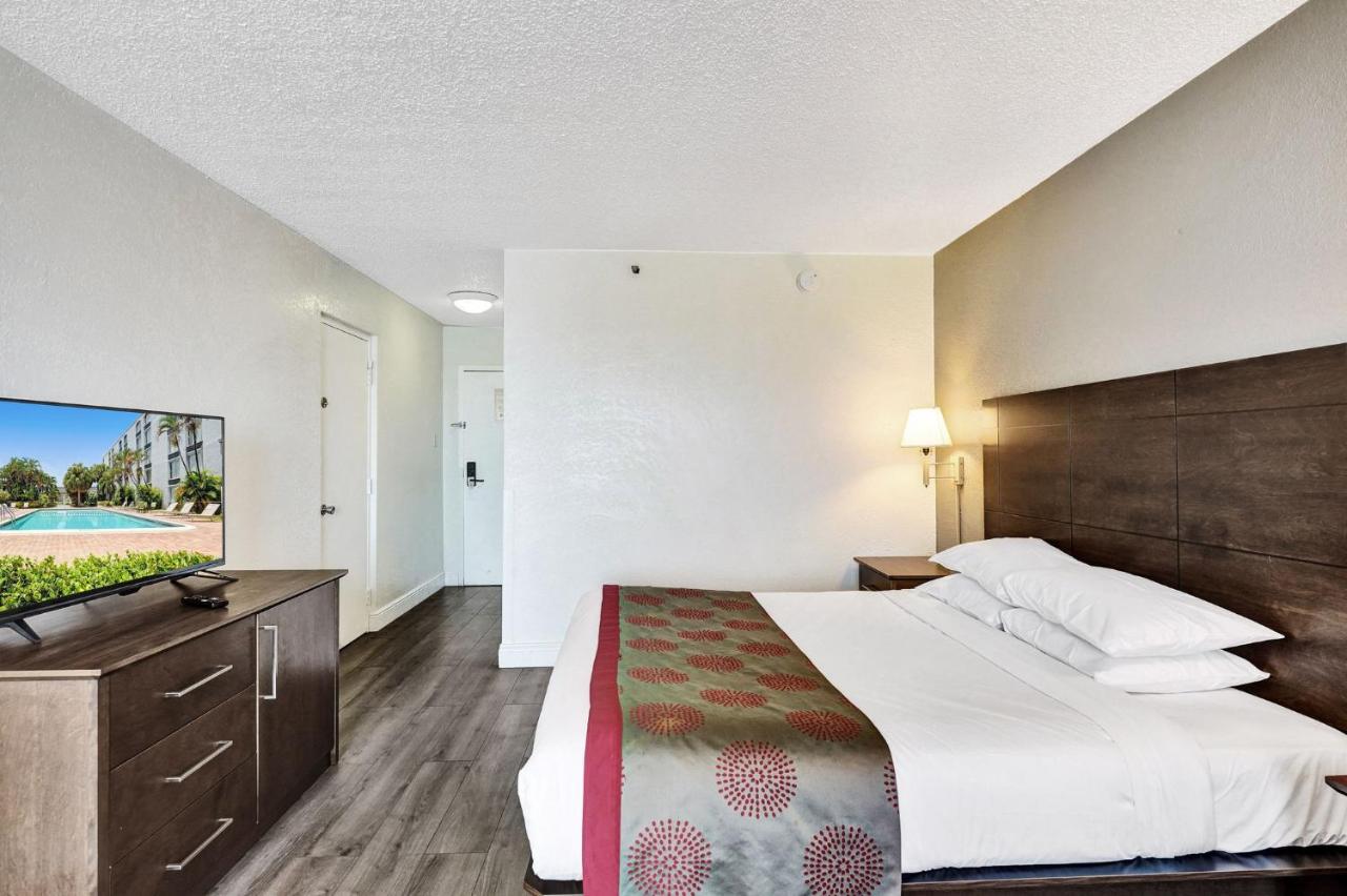 Deluxe King Room at Plaza Hotel Fort Lauderdale