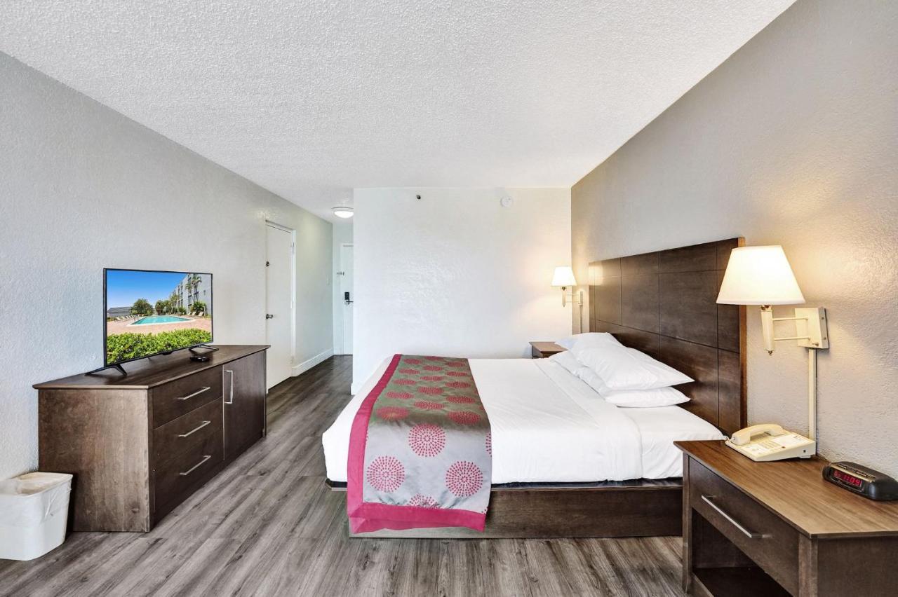 Deluxe King Room at Plaza Hotel Fort Lauderdale