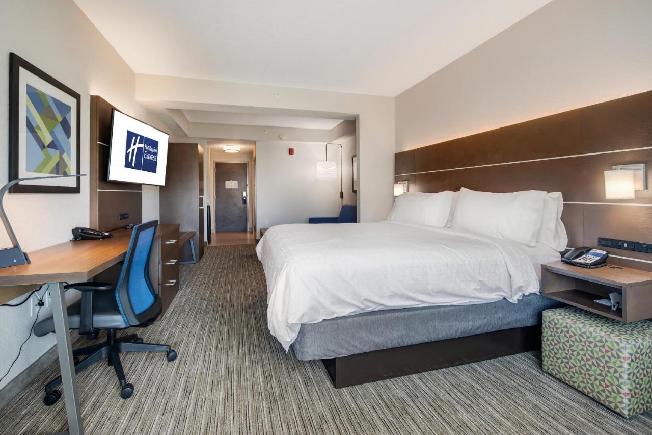 King Suite at Holiday Inn Express Hotel & Suites Orlando - Apopka by IHG
