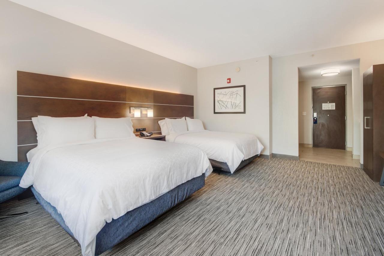 Queen Room with Two Queen Beds - Disability Access Hearing Hearing Accessible Accessible Tub at Holiday Inn Express Hotel & Suites Orlando - Apopka by IHG