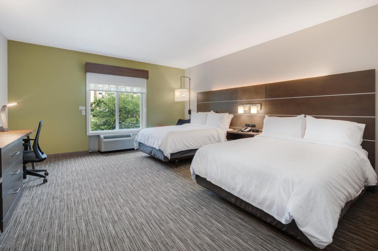 Queen Room with Two Queen Beds - Disability Access Hearing Hearing Accessible Accessible Tub at Holiday Inn Express Hotel & Suites Orlando - Apopka by IHG