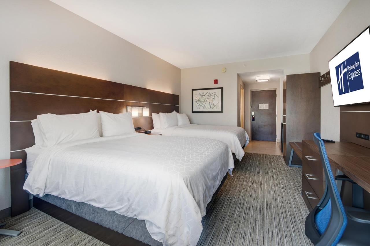 Queen Room with Two Queen Beds at Holiday Inn Express Hotel & Suites Orlando - Apopka by IHG