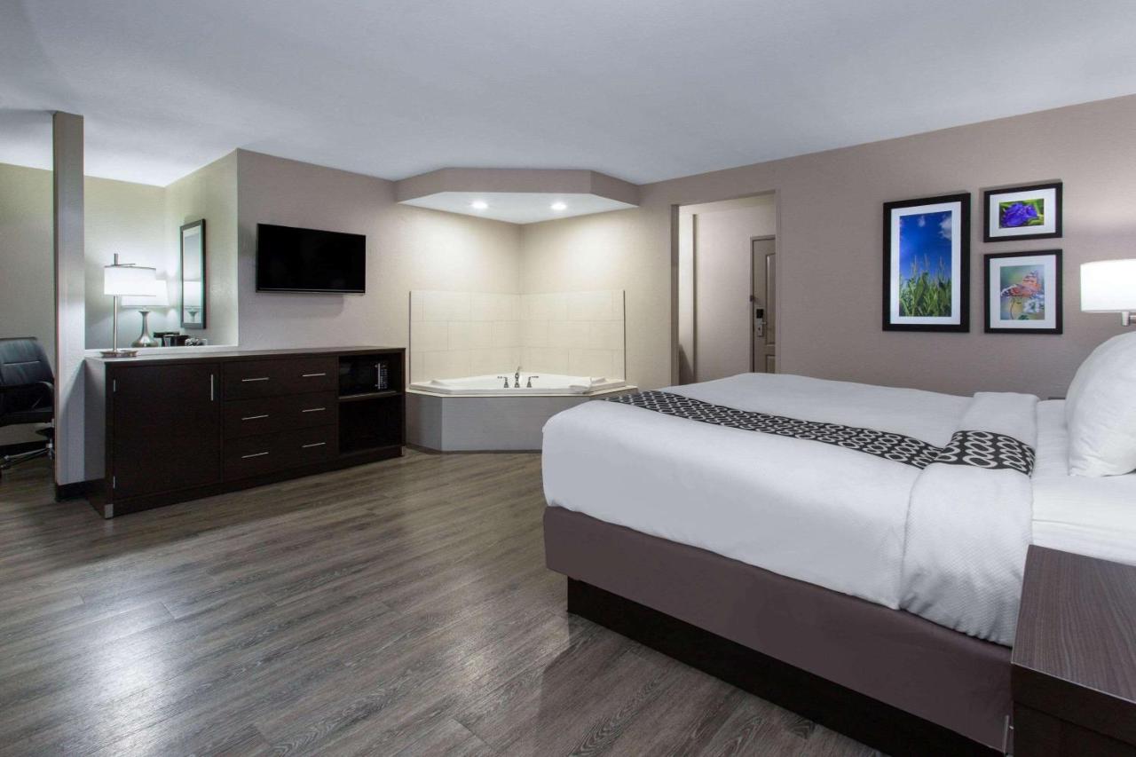 King Room with Jetted Tub - Non-Smoking at La Quinta Inn & Suites by Wyndham Effingham