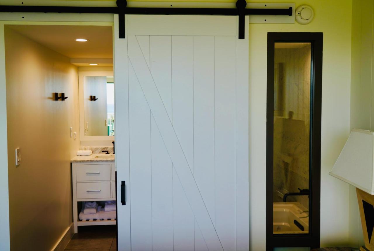 King Suite with Ocean View at The Twin Fin Hotel