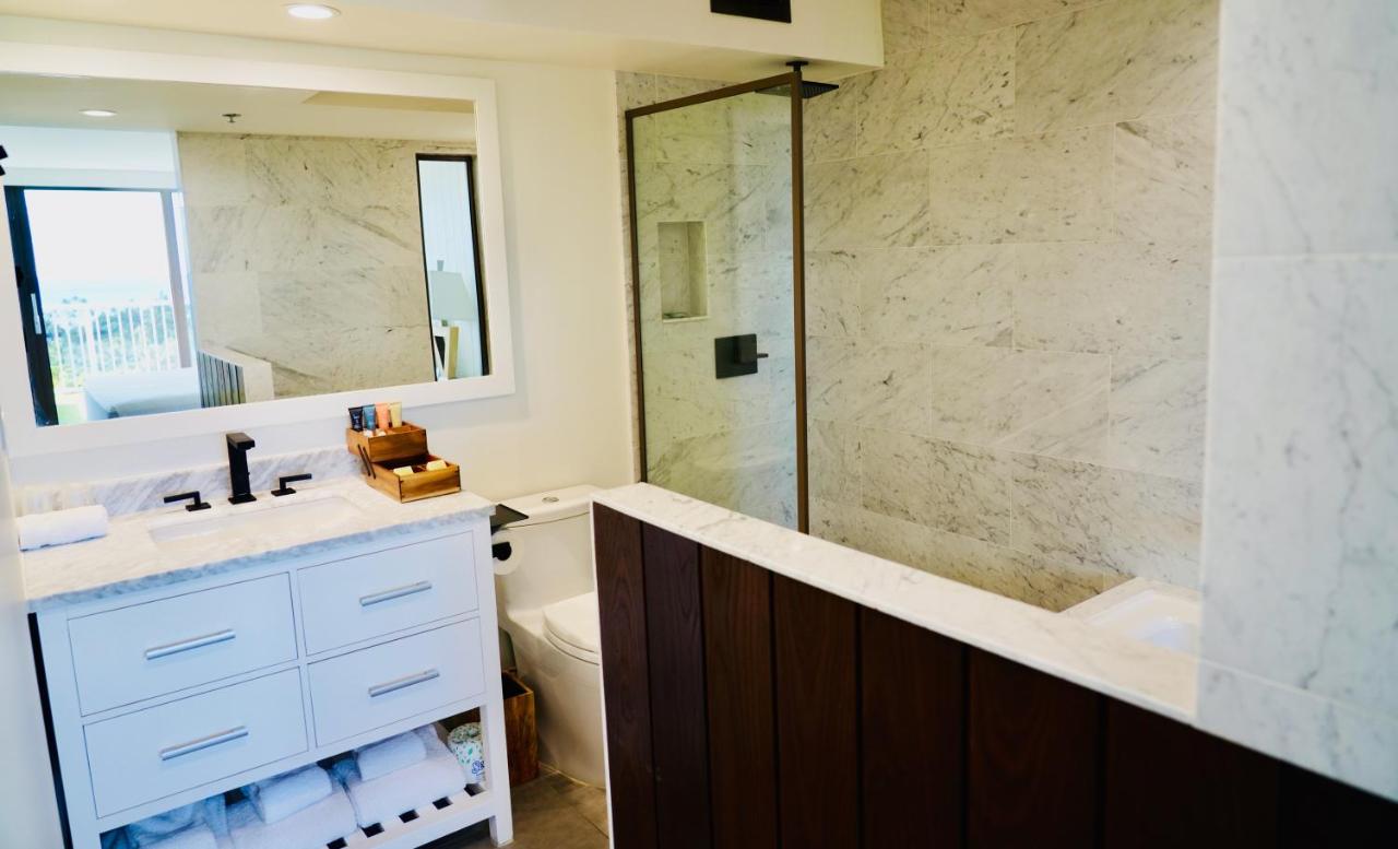King Suite with Ocean View at The Twin Fin Hotel