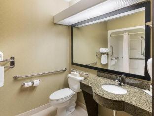 Room #49188304 at Quality Suites Sherman
