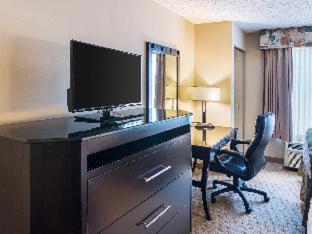 Room #49188306 at Quality Suites Sherman