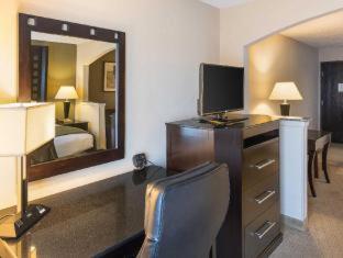 Room #49188306 at Quality Suites Sherman
