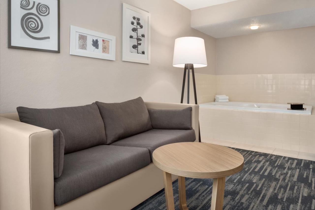King Room with Whirlpool - Non-Smoking at Country Inn & Suites by Radisson, Pella, IA