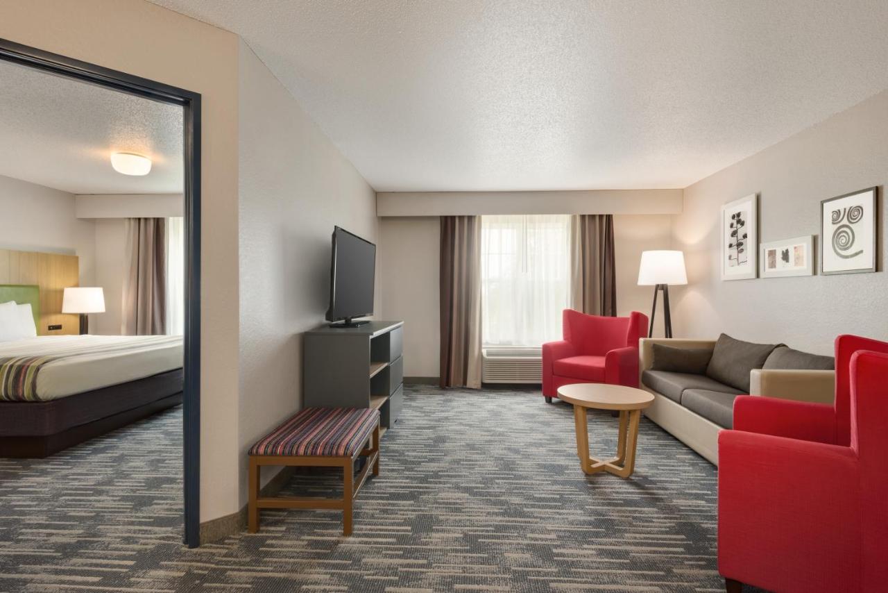 King Suite with Sofa Bed at Country Inn & Suites by Radisson, Pella, IA