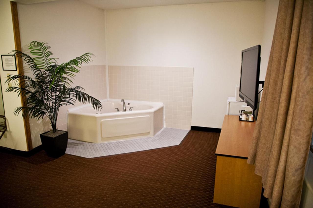 Deluxe Queen Suite at Americas Best Value Inn & Suites Atlantic
