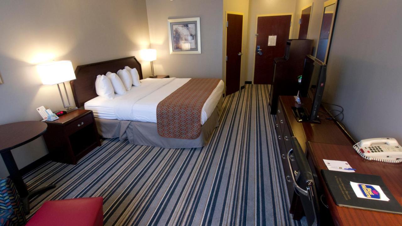 Queen Room - Disability Access/Roll-in Shower at Comfort Inn & Suites Harrisburg-Hershey North