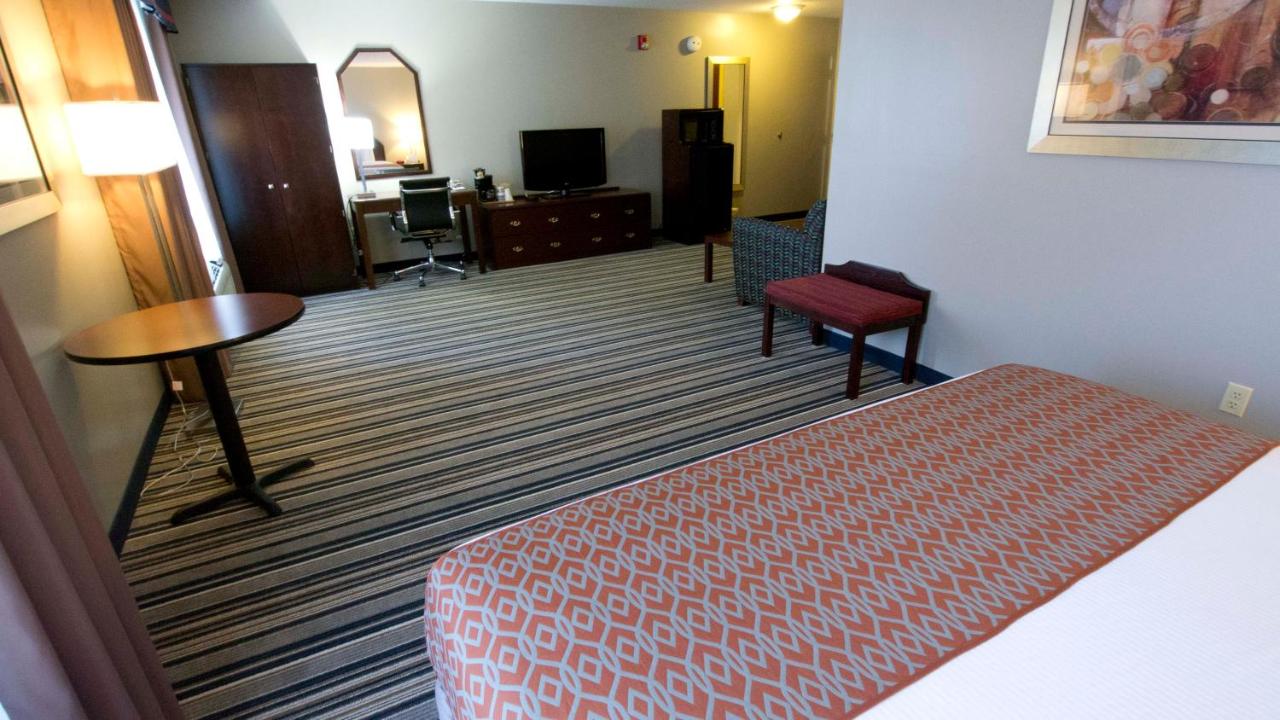 Family Suite with Sofa Bed at Comfort Inn & Suites Harrisburg-Hershey North