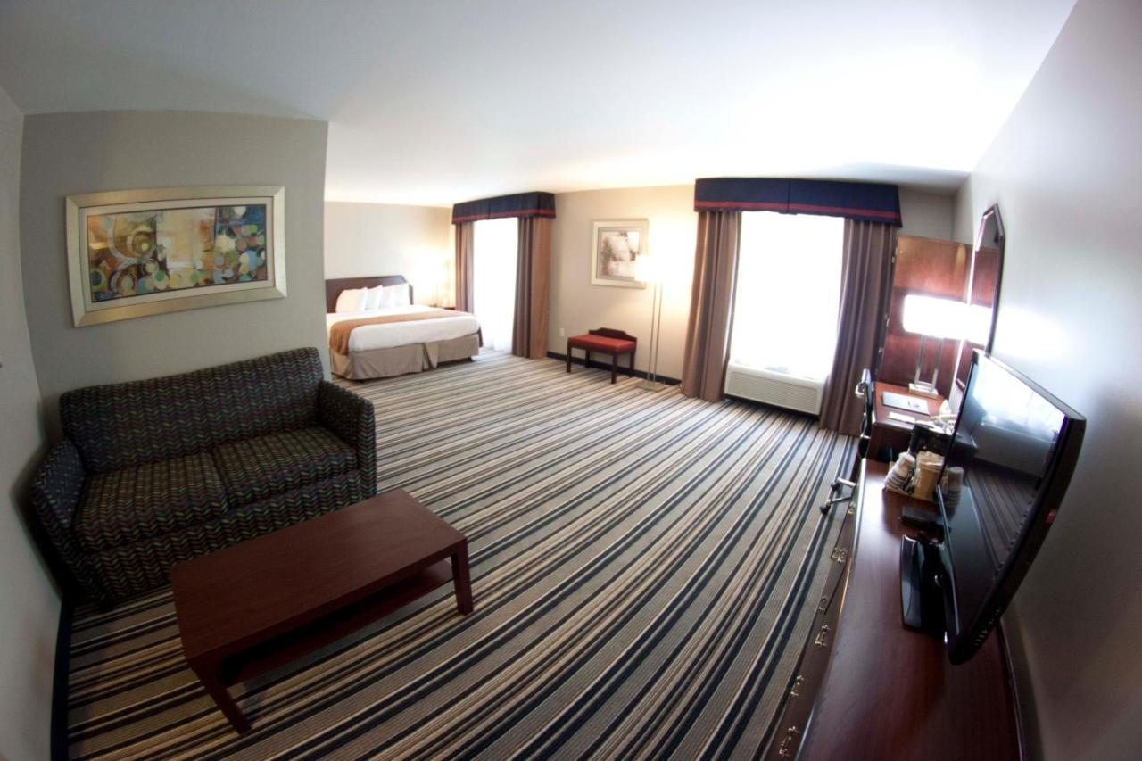 Family Suite with Sofa Bed at Comfort Inn & Suites Harrisburg-Hershey North