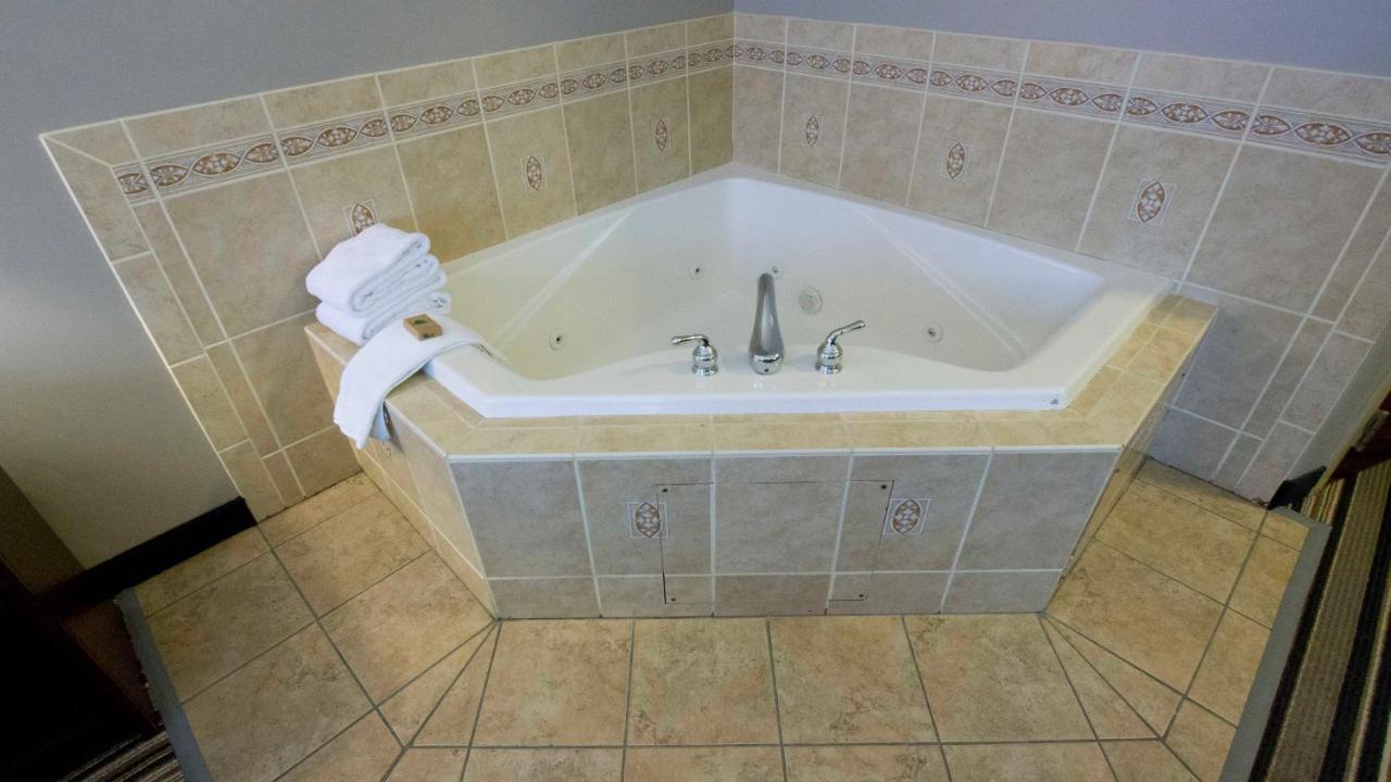 King Room with Spa Bath at Comfort Inn & Suites Harrisburg-Hershey North