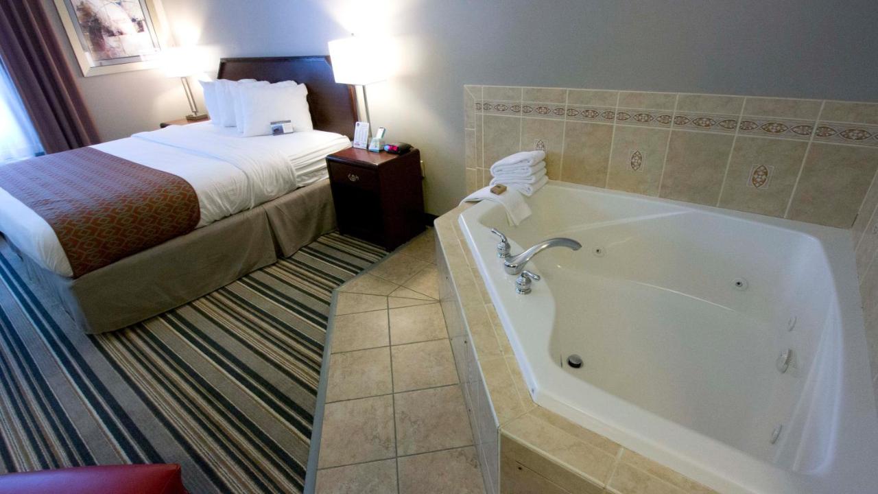 King Room with Spa Bath at Comfort Inn & Suites Harrisburg-Hershey North