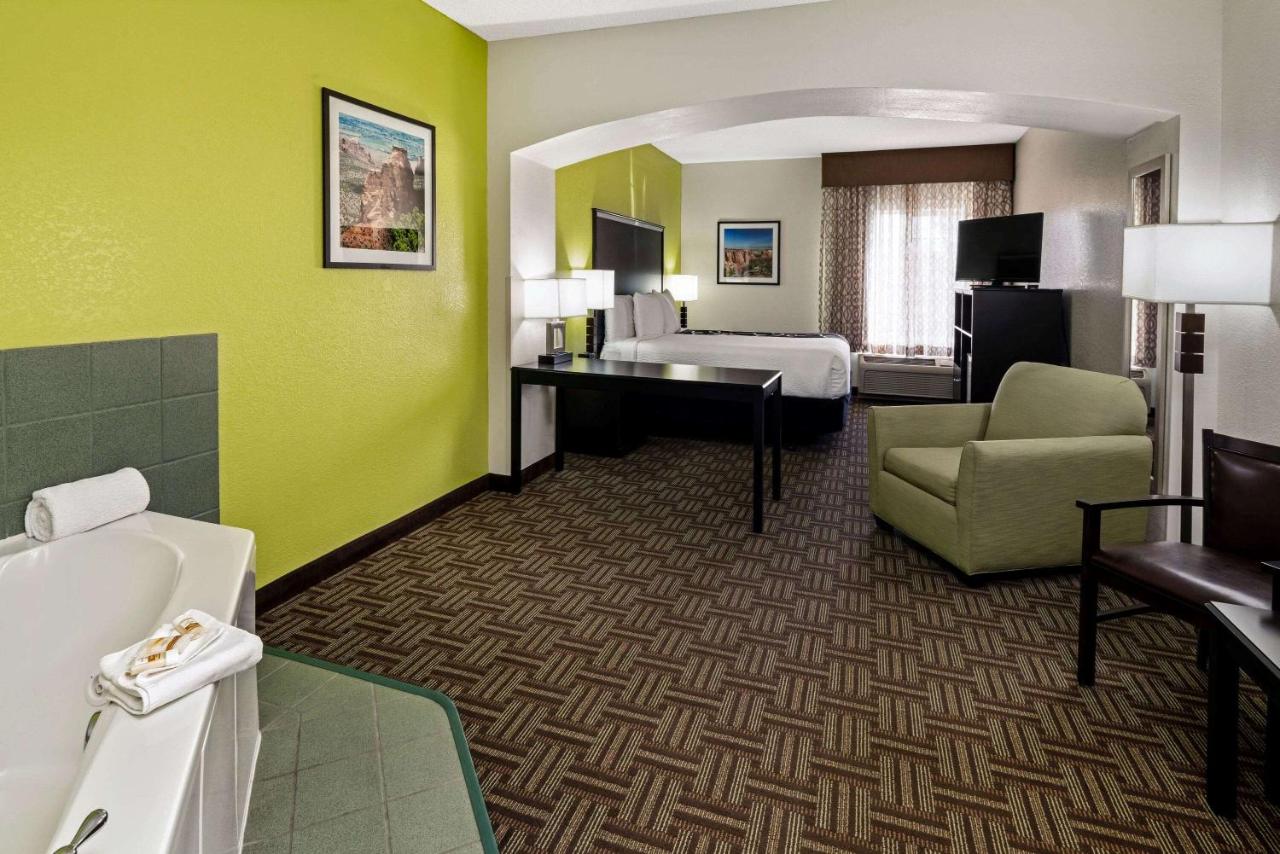 King Room with Jetted Tub - Non-Smoking at La Quinta Inn & Suites by Wyndham Fruita