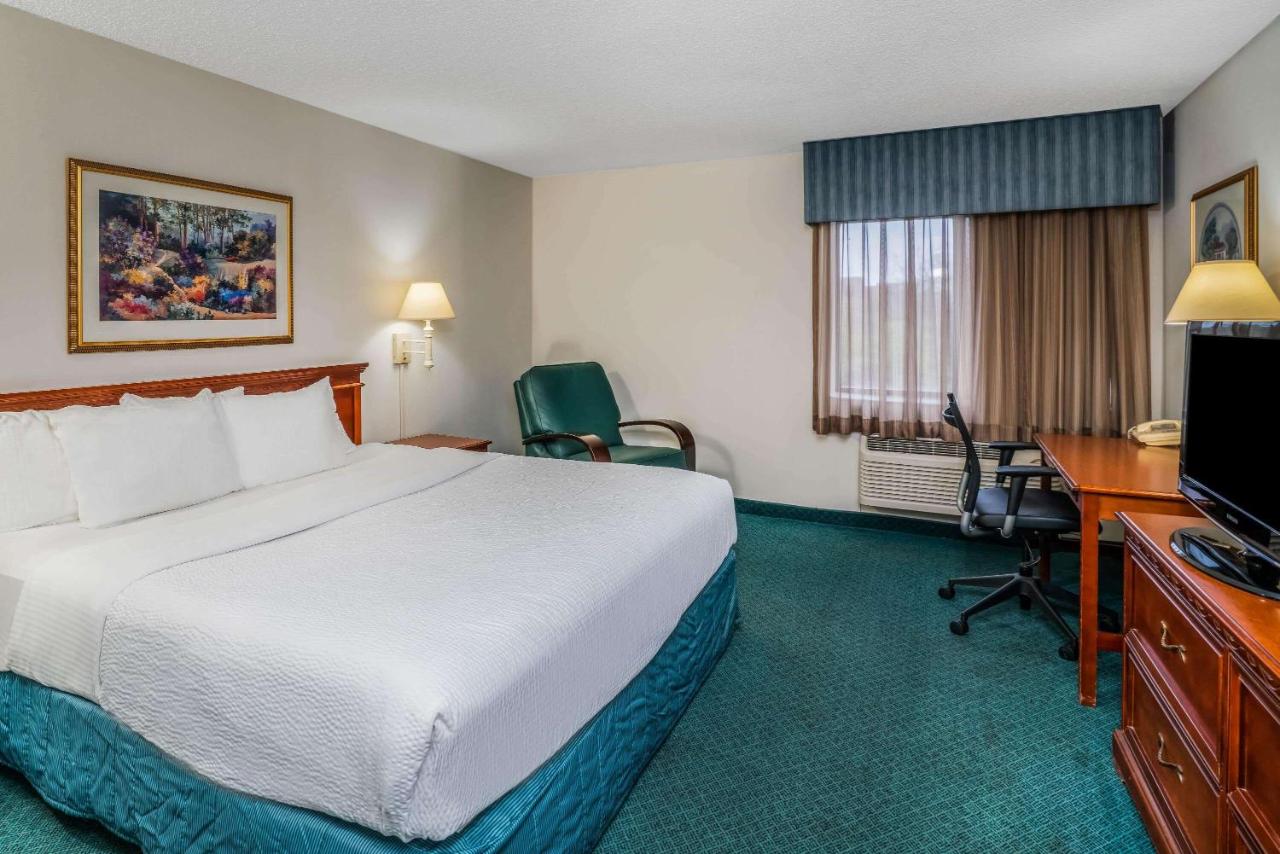 Deluxe King Room at La Quinta Inn & Suites by Wyndham Nashville Franklin