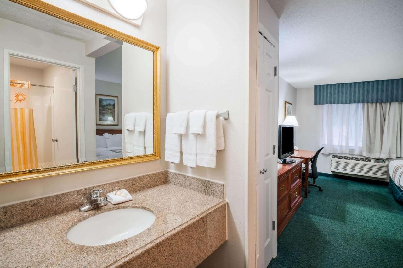 Deluxe King Room at La Quinta Inn & Suites by Wyndham Nashville Franklin