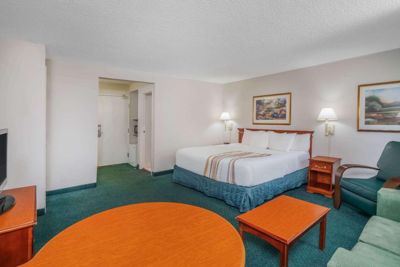 Executive King Room at La Quinta Inn & Suites by Wyndham Nashville Franklin