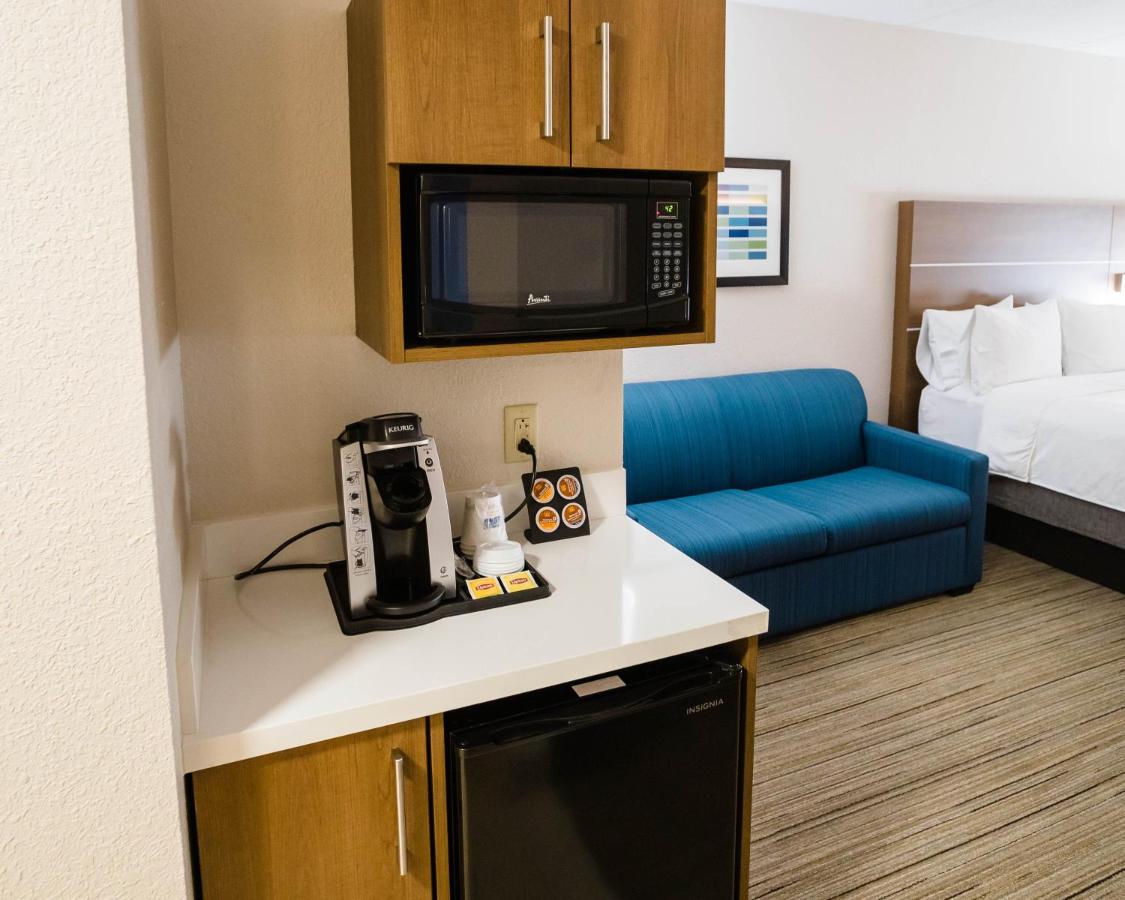 2 Queen Suite with Pullout Sofa at Holiday Inn Express & Suites Knoxville-Farragut by IHG