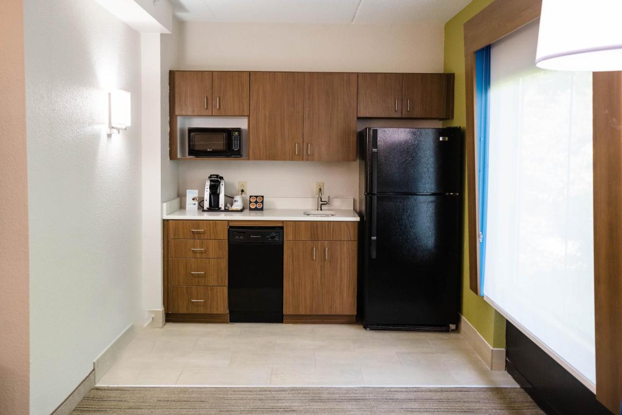 One-Bedroom Executive Suite with Two Queen Beds at Holiday Inn Express & Suites Knoxville-Farragut by IHG
