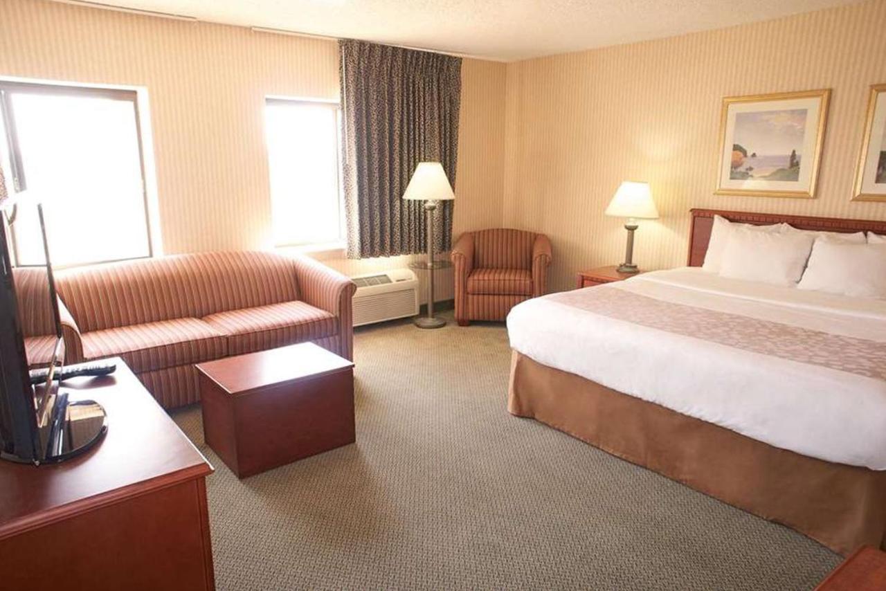 King Apartment - Non-Smoking at La Quinta Inn by Wyndham Detroit Southgate