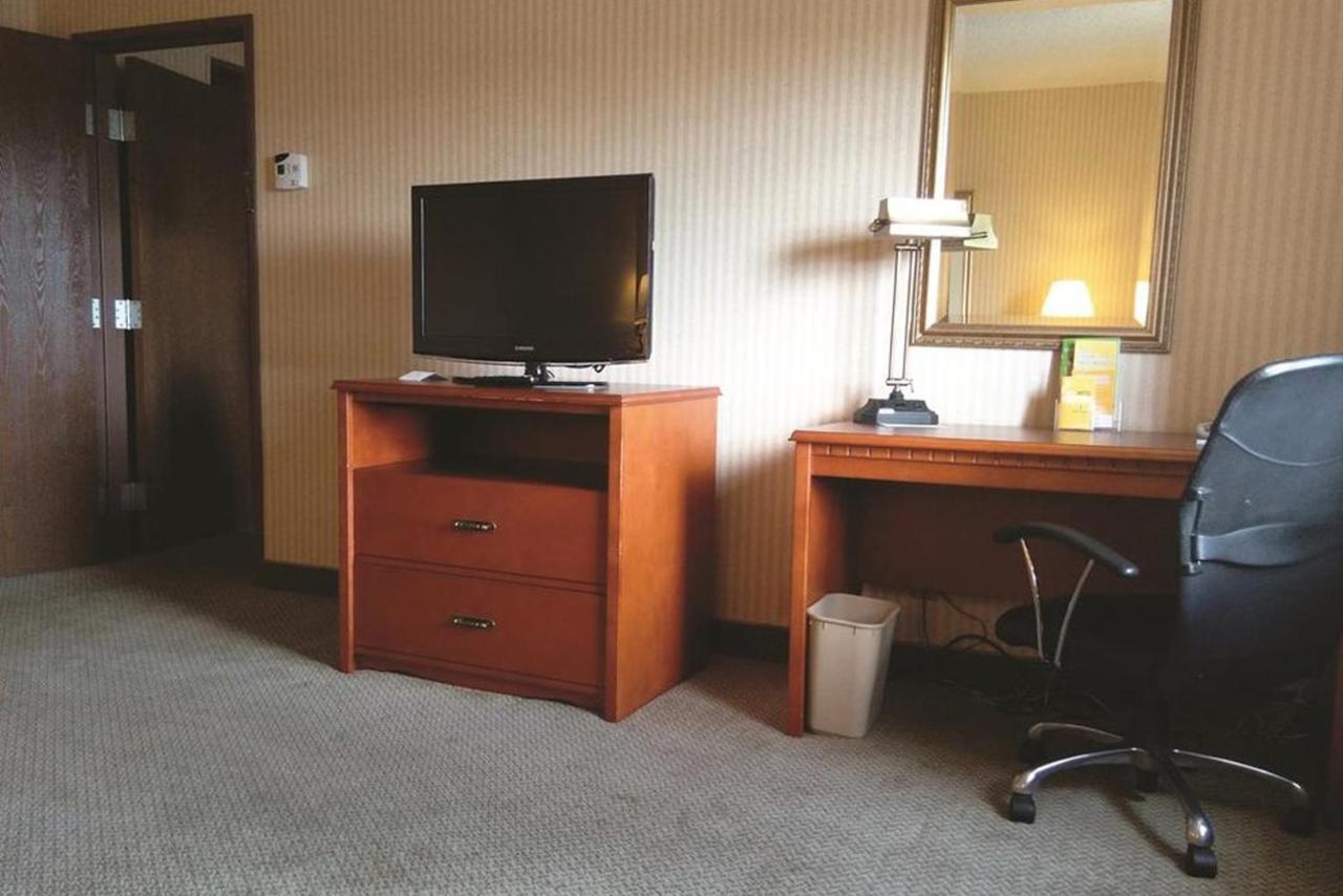 King Room at La Quinta Inn by Wyndham Detroit Southgate