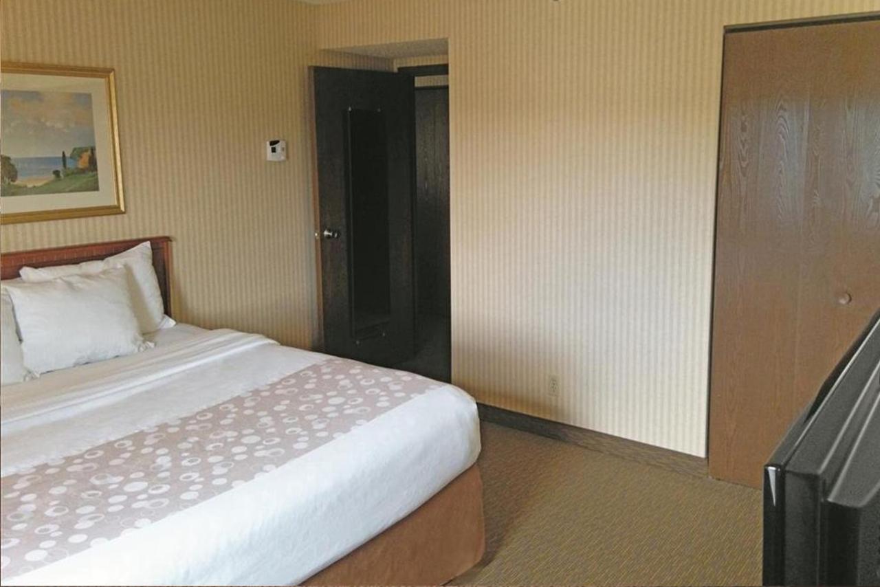 Executive King Room at La Quinta Inn by Wyndham Detroit Southgate