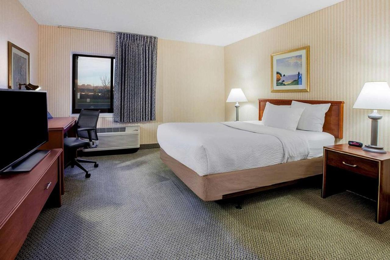 Executive King Room at La Quinta Inn by Wyndham Detroit Southgate