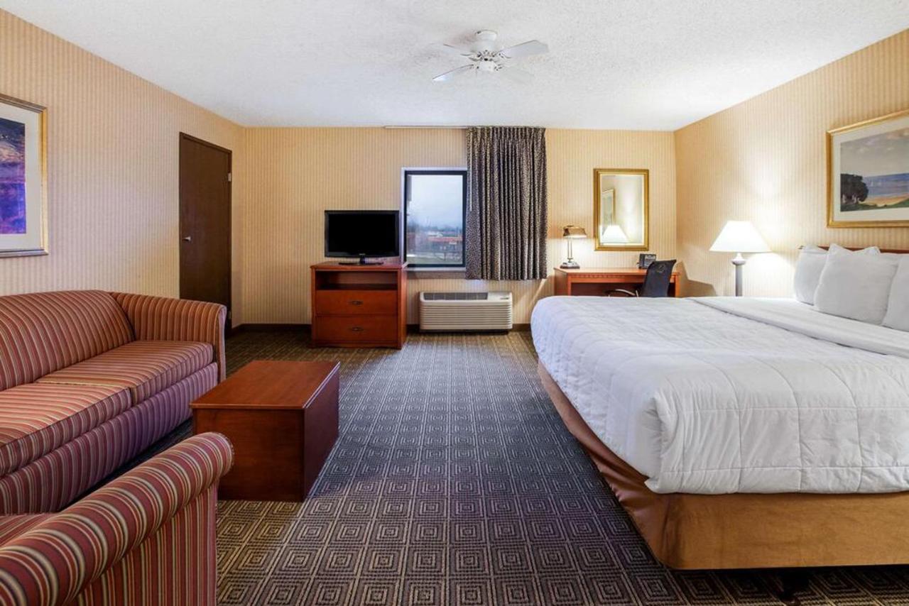 Executive King Room at La Quinta Inn by Wyndham Detroit Southgate