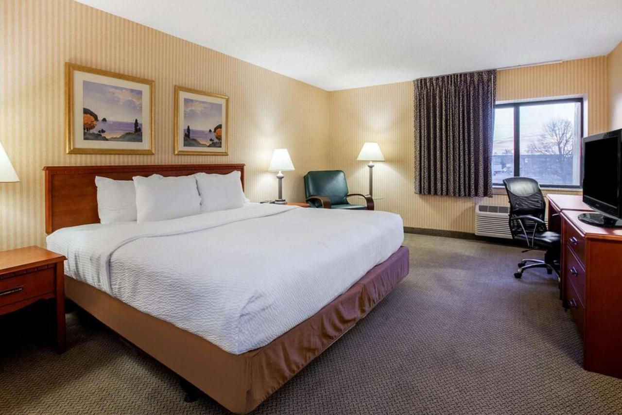 Executive King Room at La Quinta Inn by Wyndham Detroit Southgate