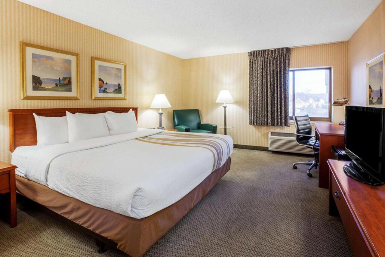 King Suite - Non-Smoking at La Quinta Inn by Wyndham Detroit Southgate