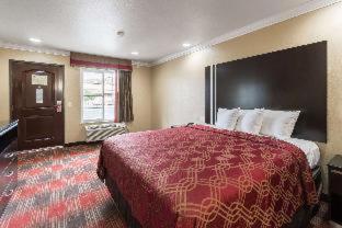 Room #40372215 at Econo Lodge Inn & Suites Escondido Downtown