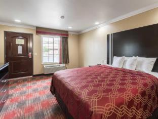 Room #40372215 at Econo Lodge Inn & Suites Escondido Downtown