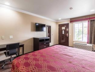 Room #40372215 at Econo Lodge Inn & Suites Escondido Downtown