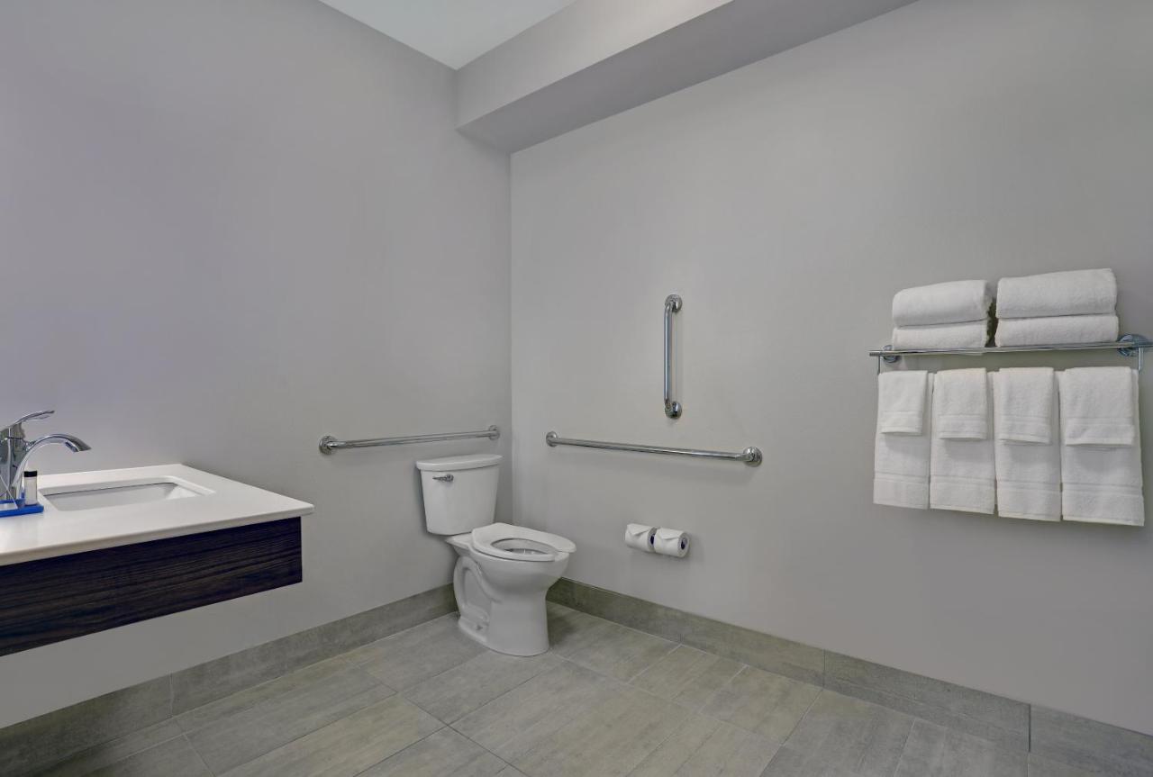 King Room - Mobility Access/Roll in Shower - Non-Smoking at Holiday Inn Express & Suites Lenexa - Overland Park Area by IHG