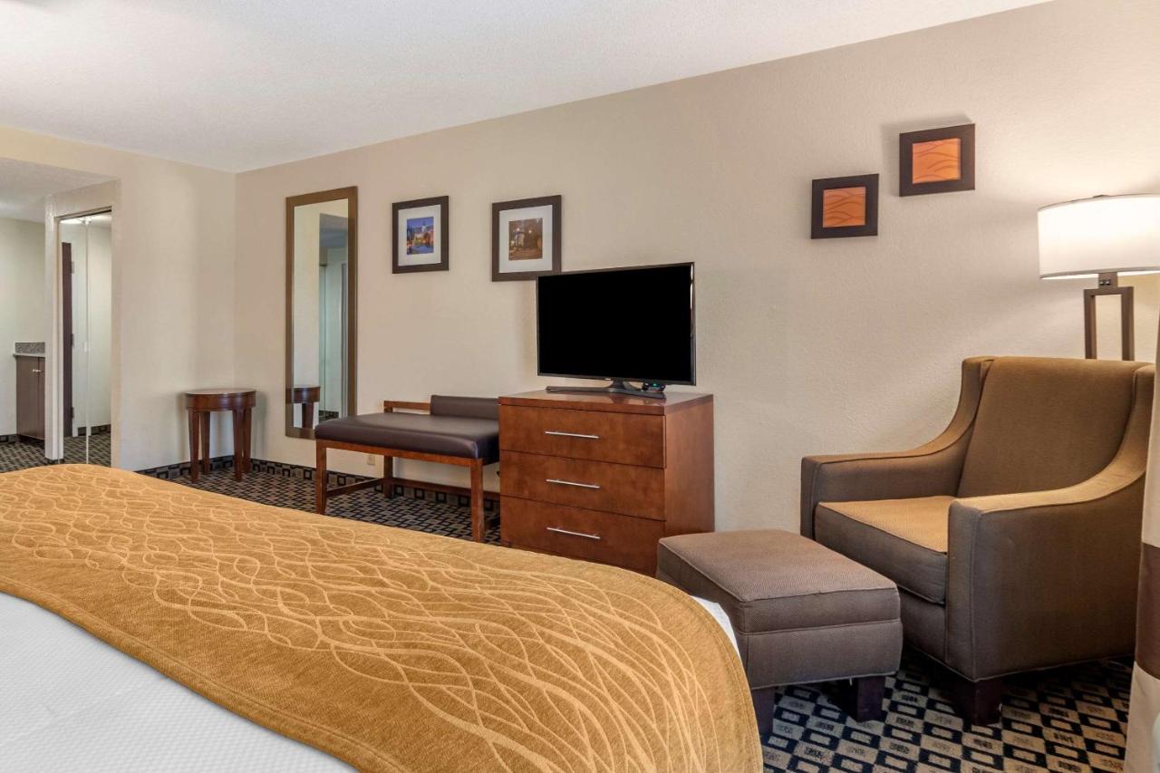 King Suite - Non-Smoking at Comfort Inn & Suites Athens North